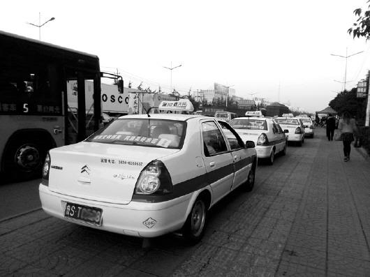本报记者 肖芳   因车用天然气价格上调,客运出租车运营成本