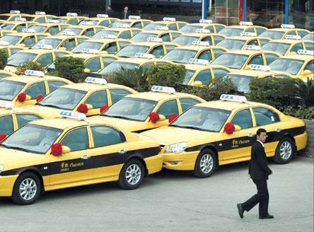 陈木易 柳涛) 昨日,福州市百辆清洁能源出租车首发仪式在福州华威客运